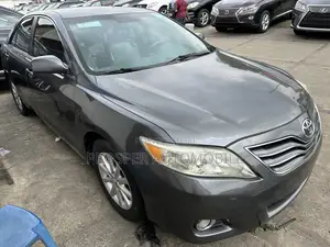 Toyota Camry XLE 4dr Sedan (2.5L 4cyl 6A) 2011 Gray