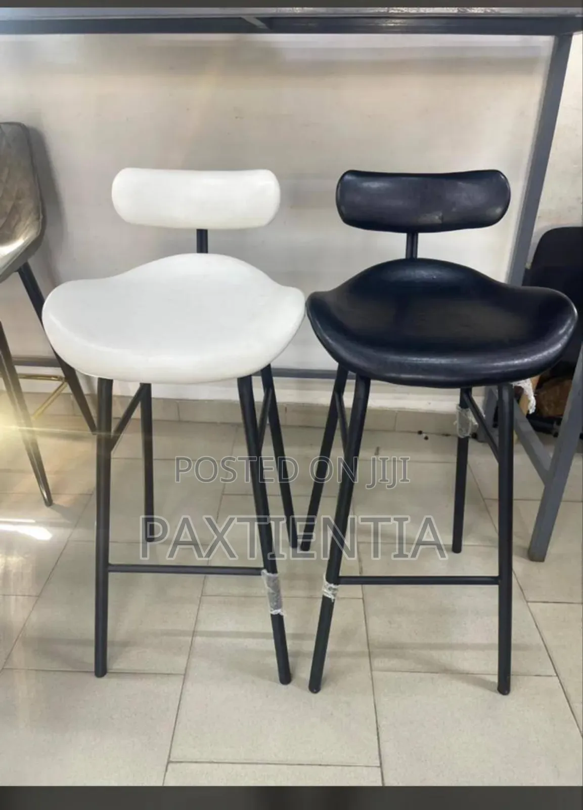 Irregular-shaped Bar Stool