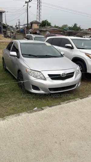 Toyota Corolla LE 4dr Sedan (1.8L 4cyl 4A) 2010 Silver