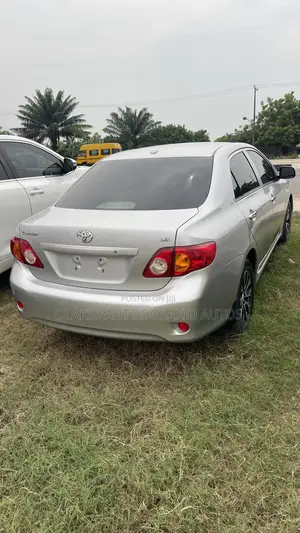Toyota Corolla LE 4dr Sedan (1.8L 4cyl 4A) 2010 Silver
