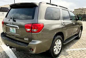 Toyota Sequoia Platinum 4dr SUV 4WD (5.7L 8cyl 6A) 2009 Gray