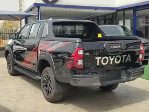 New Toyota Hilux 2025 Black