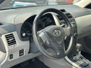 Toyota Corolla LE 4dr Sedan (1.8L 4cyl 4A) 2013 White