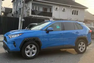 Toyota RAV4 XLE AWD 2019 Blue