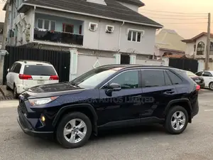 Toyota RAV4 XLE AWD 2020 Blue