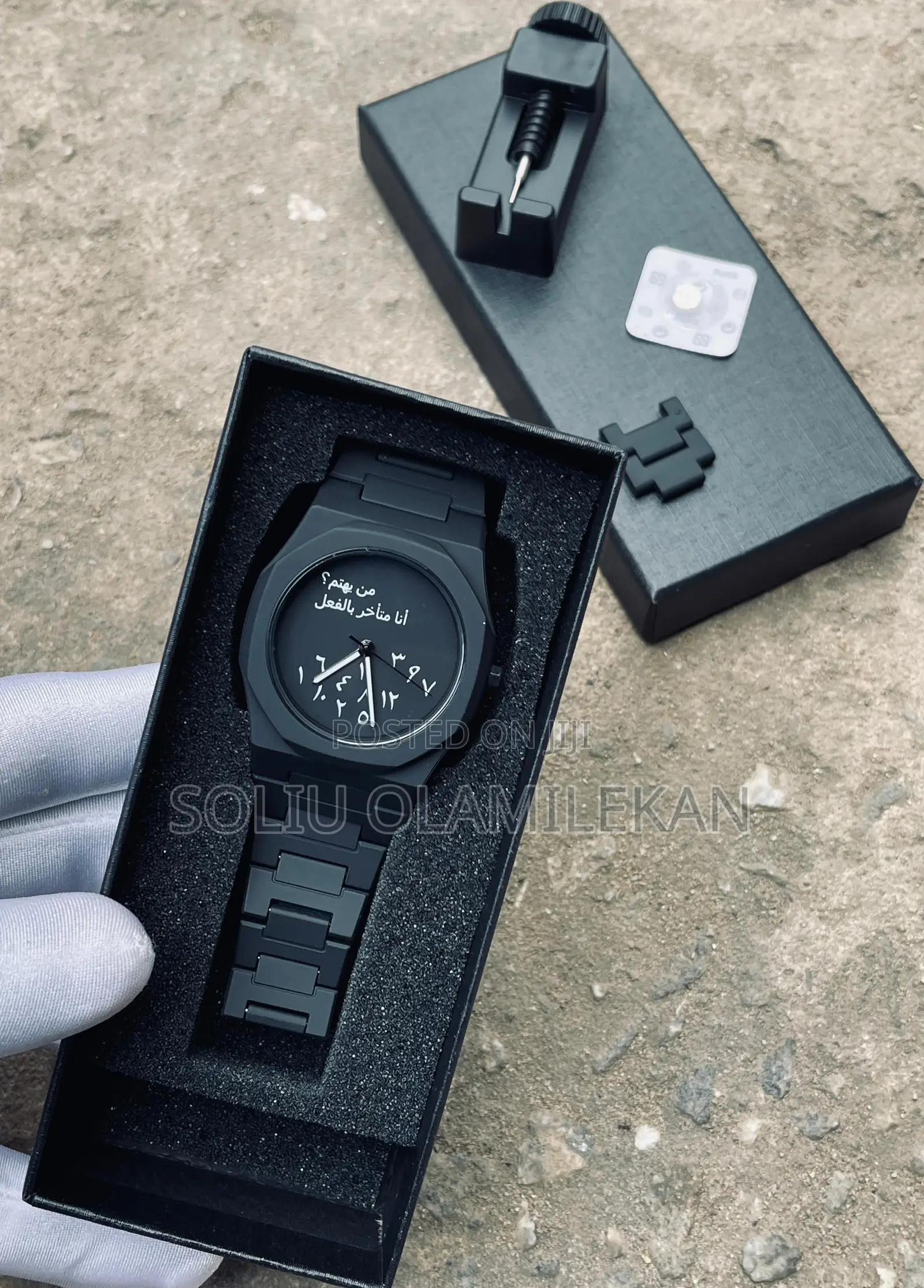Content Wristwatch-Chain