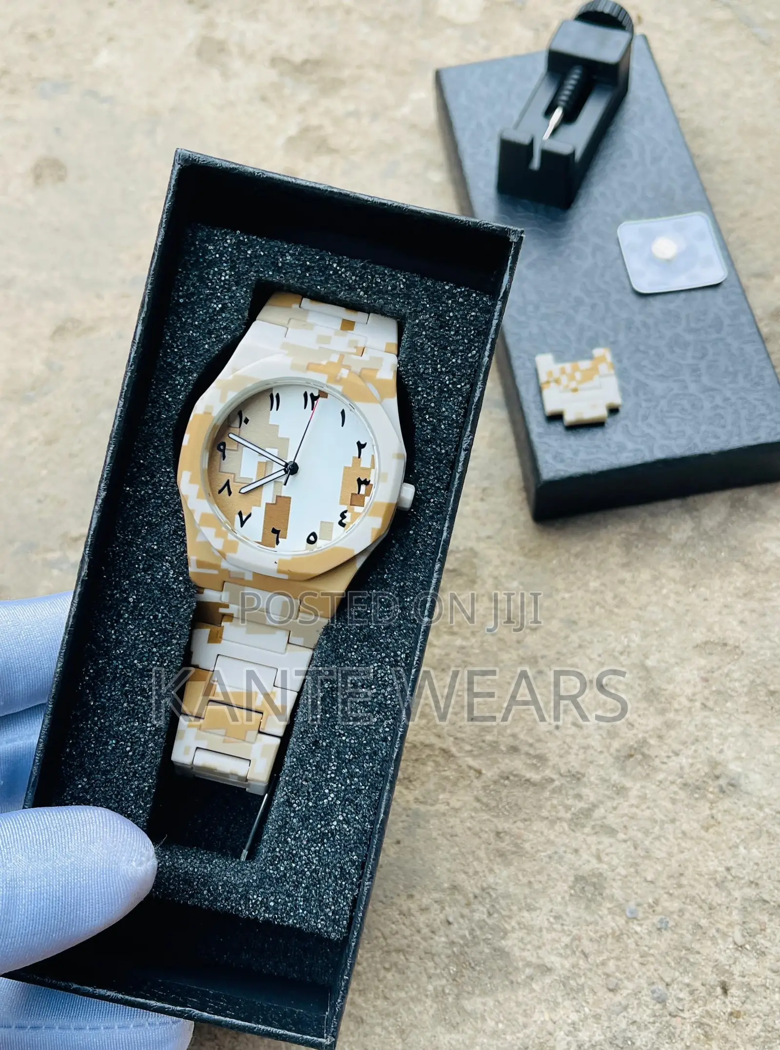 Content Wristwatch-Chain