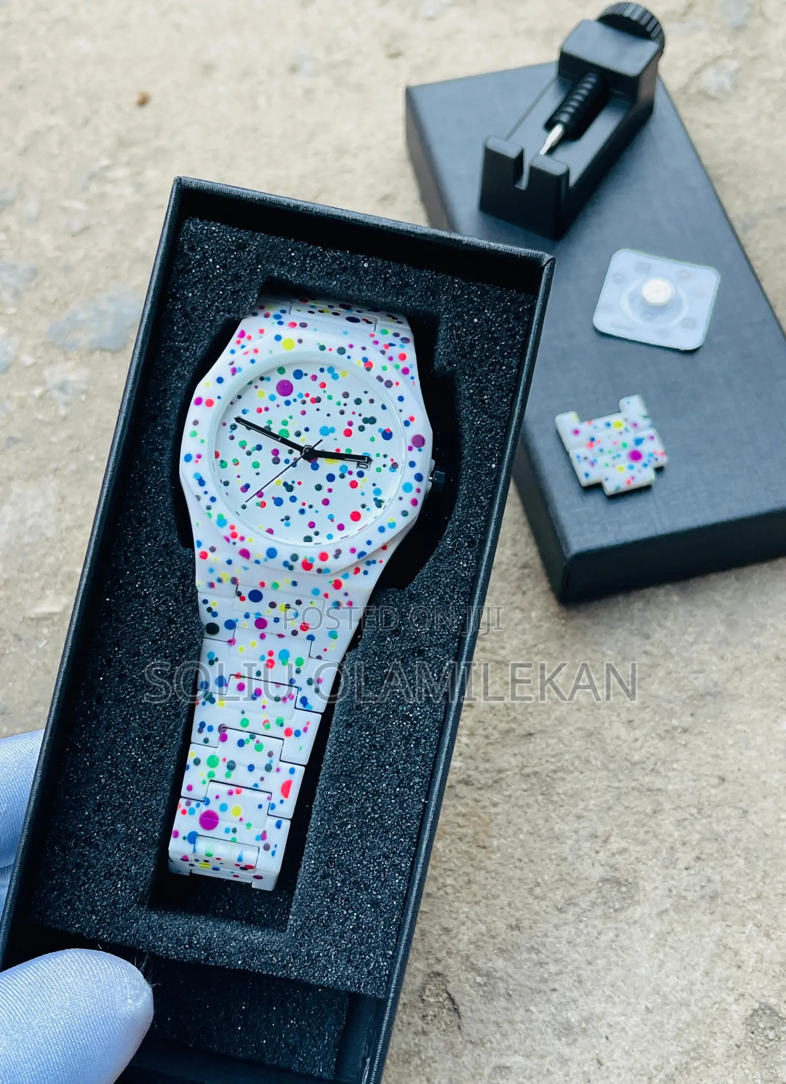 Content Wristwatch-Chain