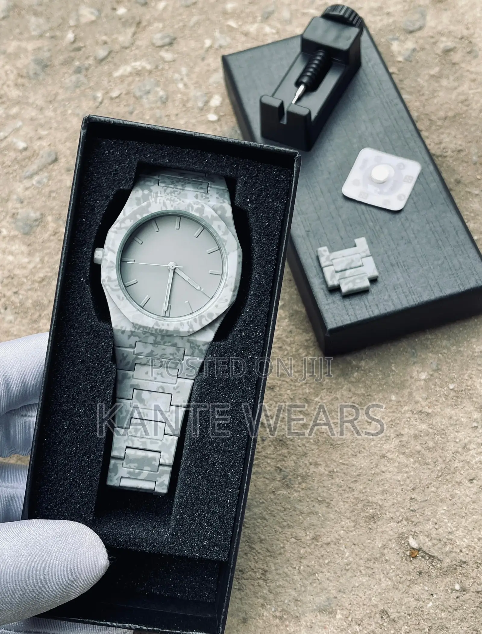 Content Wristwatch-Chain