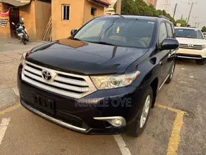 Toyota Highlander SE 2012 Blue