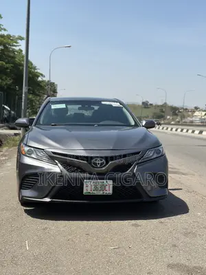 Toyota Camry SE FWD (2.5L 4cyl 8AM) 2018 Gray