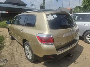 Toyota Highlander 2010 Gold