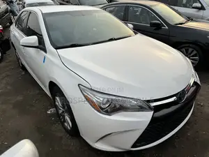 Toyota Camry SE 4dr Sedan (2.5L 4cyl 6A) 2016 White