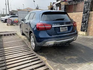 Mercedes-Benz GLA 250 2019 Blue