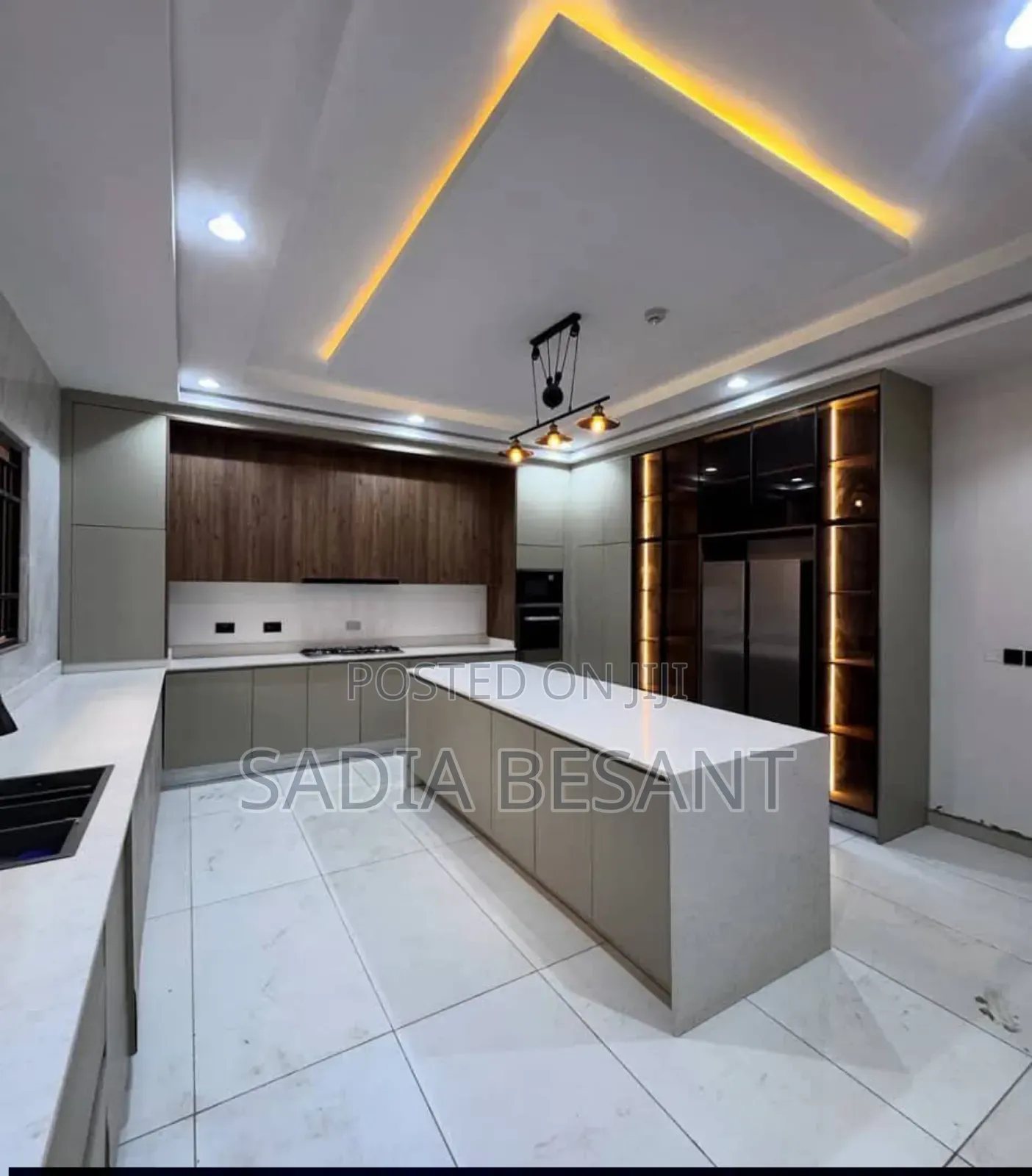 Spacious Contemporary Kitchen