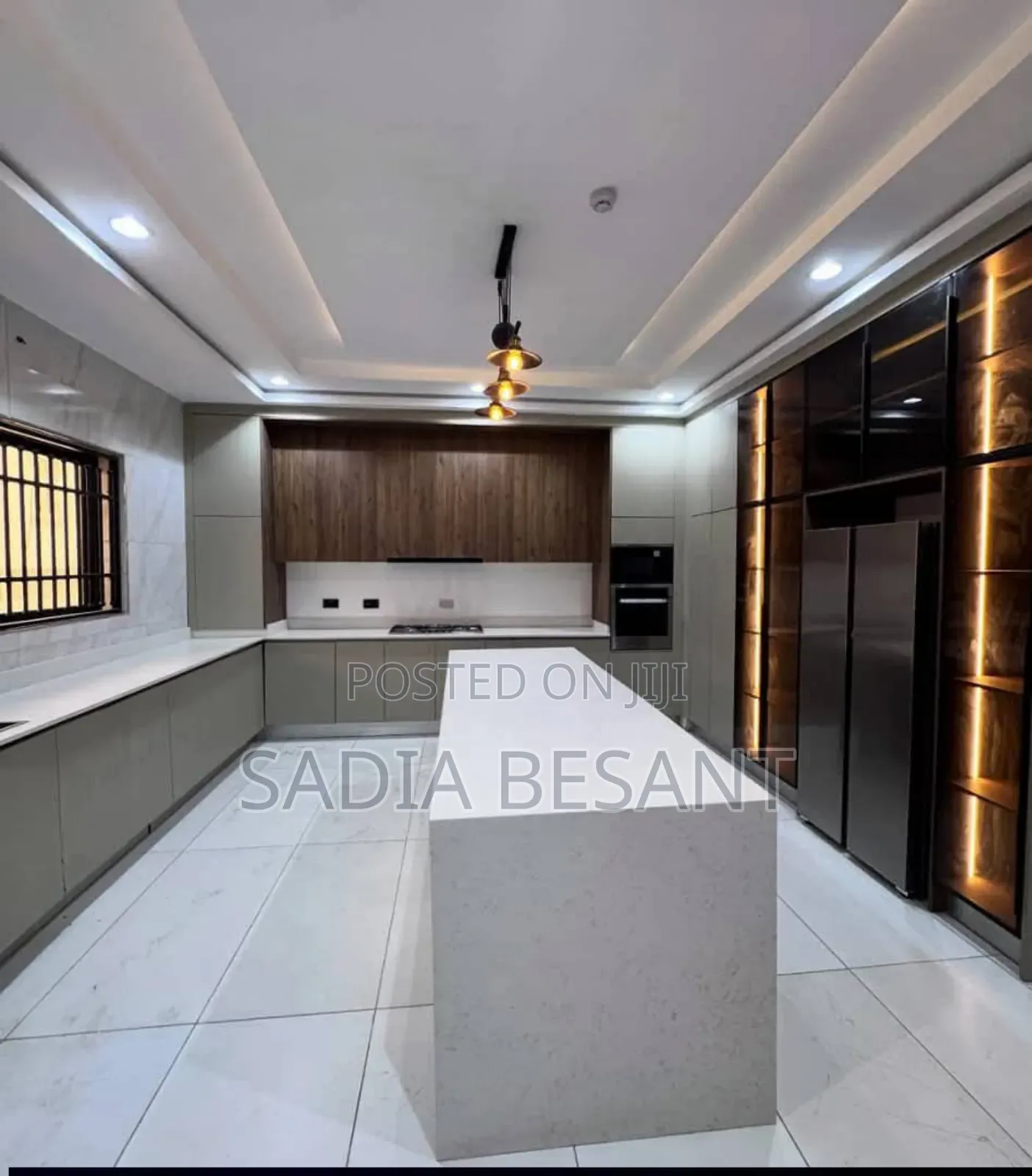 Spacious Contemporary Kitchen