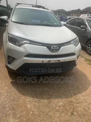 Toyota RAV4 XLE 4dr SUV (2.5L 4cyl 6A) 2015 White