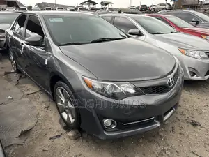 Toyota Camry SE 4dr Sedan (3.5L 6cyl 6A) 2014 Gray