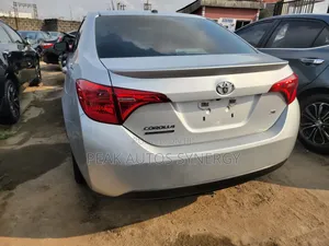 Toyota Corolla SE (1.8L 4cyl 6M) 2018 Silver