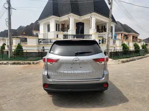 Toyota Highlander Limited Platinum 4dr SUV AWD (3.5L 6cyl 6A) 2015