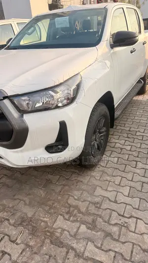 New Toyota Hilux 2025 Off white