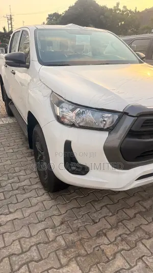 New Toyota Hilux 2025 Off white