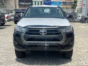 New Toyota Hilux 2025 Gray