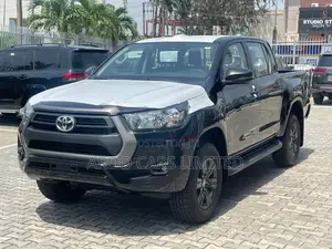 New Toyota Hilux 2025 Gray