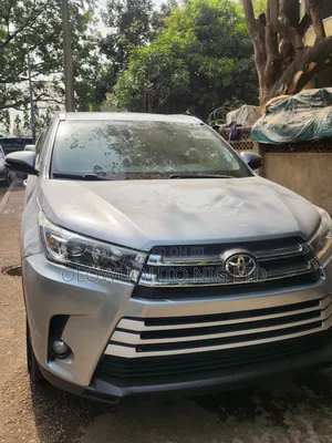 Toyota Highlander XLE 4x4 V6 (3.5L 6cyl 8A) 2018 Silver