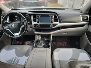Toyota Highlander XLE V6 4x4 (3.5L 6cyl 6A) 2016 Gray