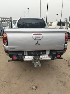 Mitsubishi L200 2010 Silver