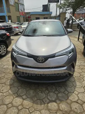 Toyota C-HR XLE FWD 2019 Gold