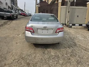 Toyota Camry LE 4dr Sedan (2.5L 4cyl 6AM) 2010 Silver