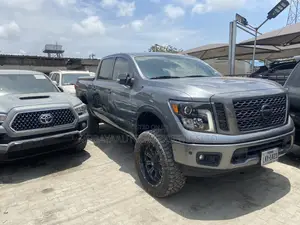 Nissan Titan SV 4x4 King Cab 6.3 ft. box 139.8 in. WB 2019 Gray