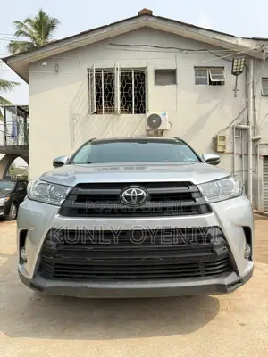 Toyota Highlander SE 4x4 V6 (3.5L 6cyl 8A) 2017 Silver
