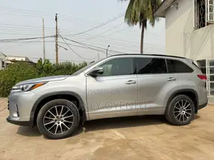 Toyota Highlander SE 4x4 V6 (3.5L 6cyl 8A) 2017 Silver