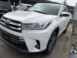 Toyota Highlander XLE 4x4 V6 (3.5L 6cyl 8A) 2017 White