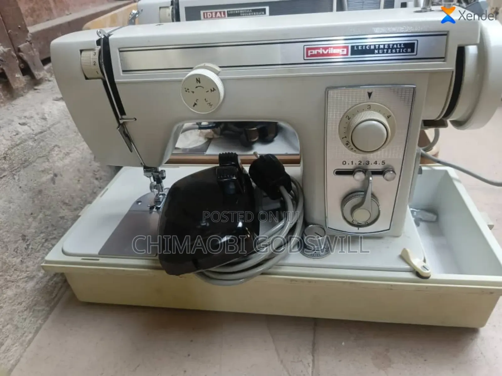 Electric Button Holes Straight and Zigzag Sewing Machine