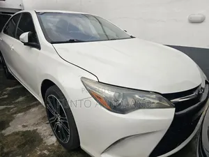 Toyota Camry SE w/Special Edition Pkg (2.5L 4cyl 6A) 2016 White