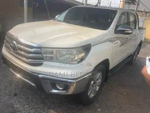 Toyota Hilux SR5 2015 White