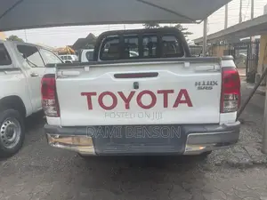 Toyota Hilux SR5 2015 White