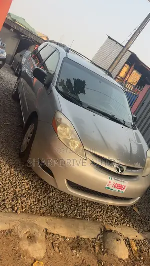 Toyota Sienna LE AWD 2008 Gold