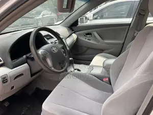 Toyota Camry LE 4dr Sedan (2.5L 4cyl 6A) 2011 Silver