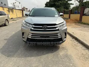 Toyota Highlander XLE 4x4 V6 (3.5L 6cyl 8A) 2018 Silver