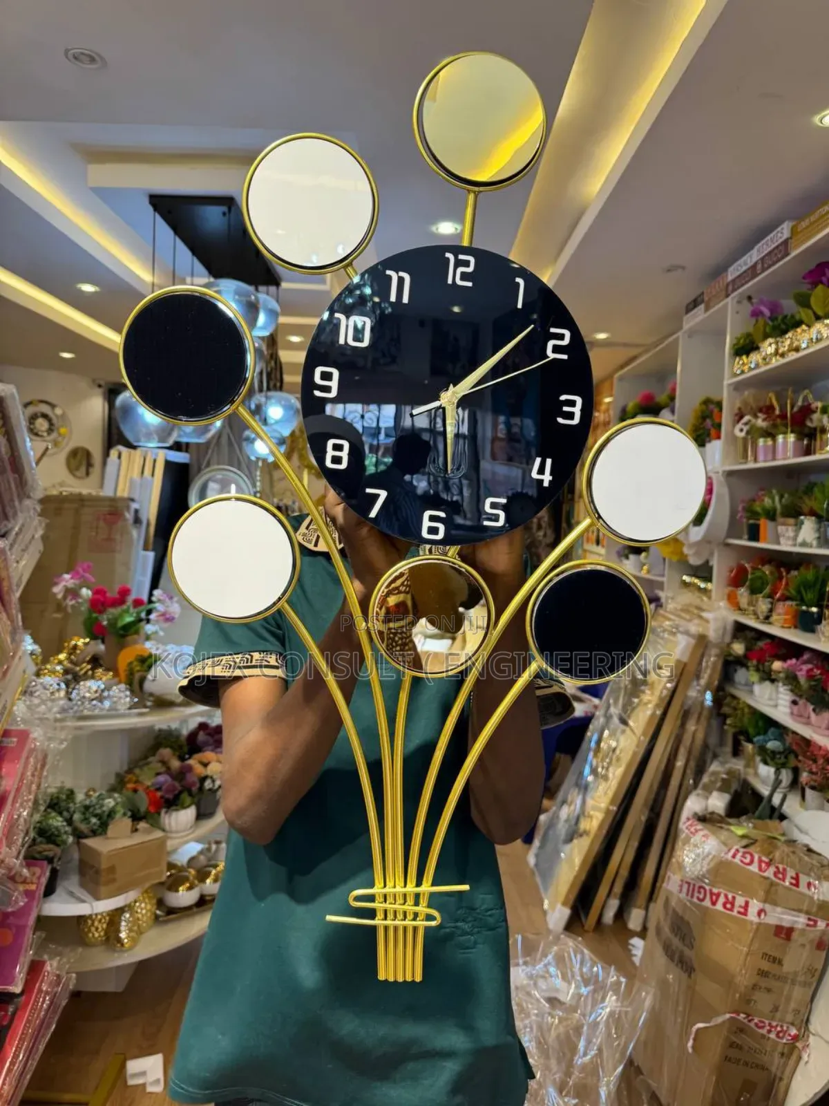 Stylish Luxury Wall Clock .Material: Metal Mainlyn .