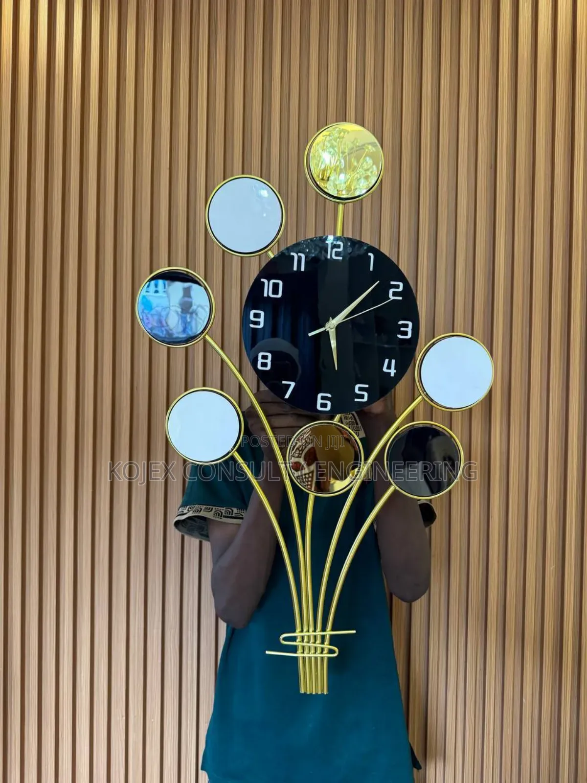 Stylish Luxury Wall Clock .Material: Metal Mainlyn .