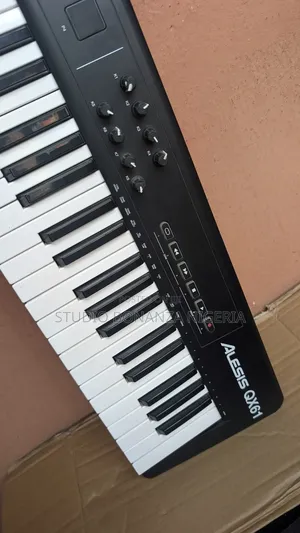 Alesis Qx61 Studio Midi Keyboard