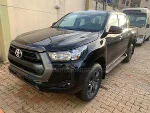 New Toyota Hilux 2025 Black