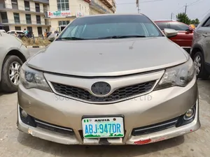 Toyota Camry SE Sport 4dr Sedan (2.5L 4cyl 6A) 2014 Gold