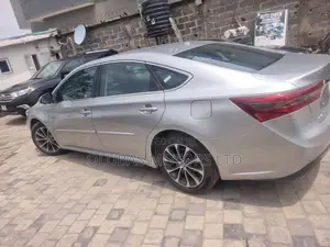 Toyota Avalon XLE Plus FWD Sedan (3.6L 6cyl 6A) 2016 Silver